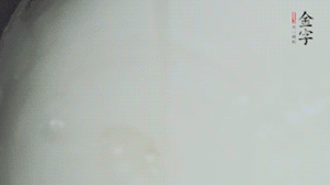 將浸泡了30分鐘的米放入電飯煲中，在水中加入半勺油。