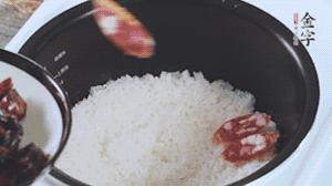 開蓋觀察飯，水微微收干，放入切好的金字香腸、醬肉、醬肉香腸。
