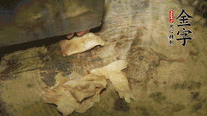 加適量溫水淹沒食材，大火燉至水沸后再小火慢燉1小時，出鍋前10分鐘加枸杞。（焯過水后的豬蹄不應再用涼水，用溫水燉煮更容易軟爛。也可以用高壓鍋或者有煲湯功能的電飯煲，省時又便于入味。）
