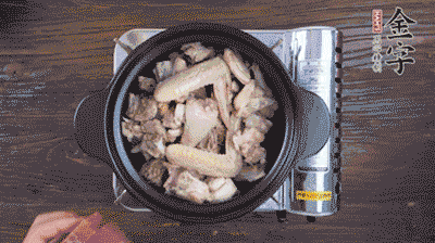 將雞肉塊、火腿、料酒、姜一同放入在燉鍋中，加冷水大火煮開(kāi)后，小火燉煮40分鐘。