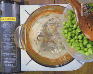 豌豆粒焯水30秒，過涼水。