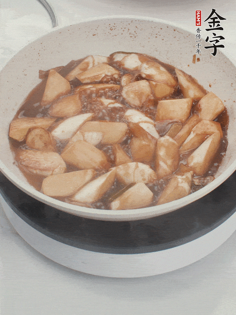 待茭白煸到微微發(fā)黃加入調(diào)好的味汁翻炒。加一小碗清水蓋蓋子燜3-4分鐘。