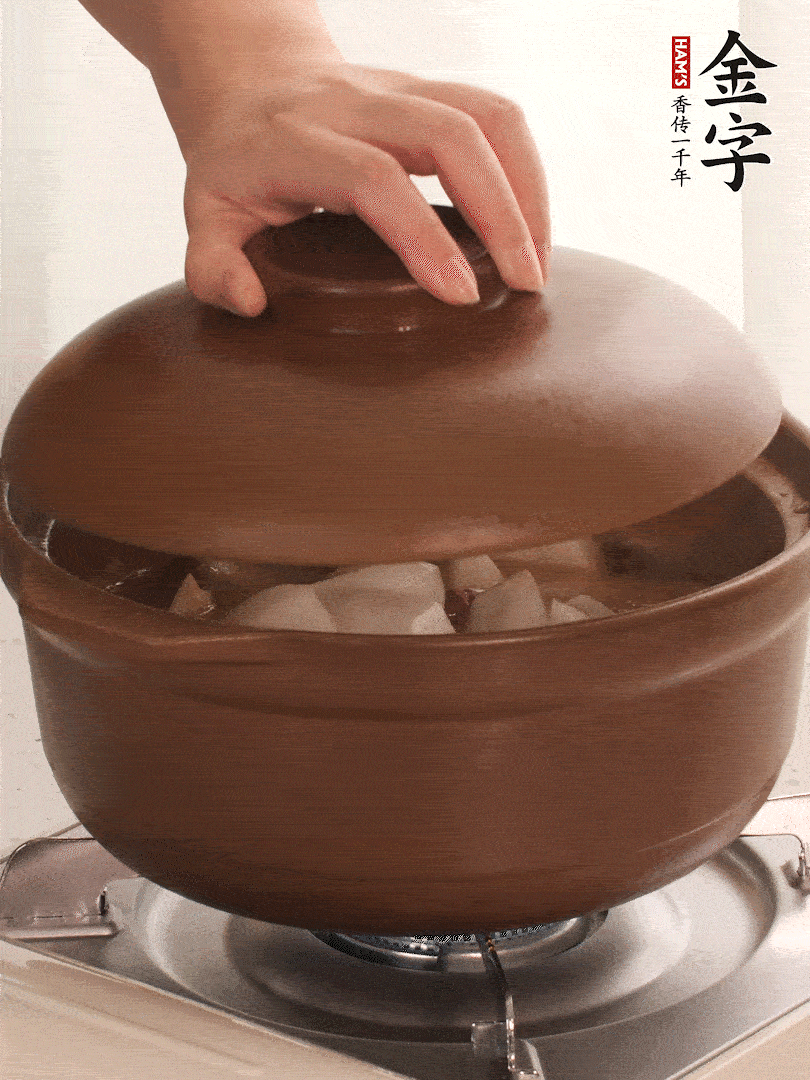 倒沒過食材的熱水，大火燒開。蓋上蓋子轉(zhuǎn)中小火，燉15-20分鐘。等蘿卜煮到喜歡的軟爛度就可以關(guān)火。