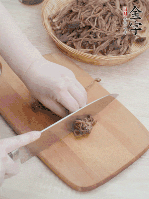 干茶樹(shù)菇浸泡過(guò)夜，去老根焯水，擠干水份。