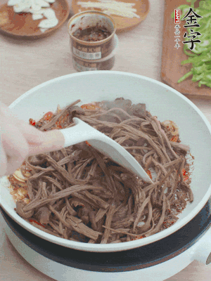 下茶樹(shù)菇煸炒4分鐘。