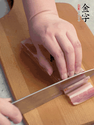 百合切去頭尾，分開洗凈;咸肉切薄片。