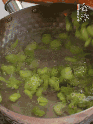 鍋中水沸，放一撮鹽，下蠶豆豆瓣焯3分鐘，下百合，3秒撈出，一起撈出瀝水。
