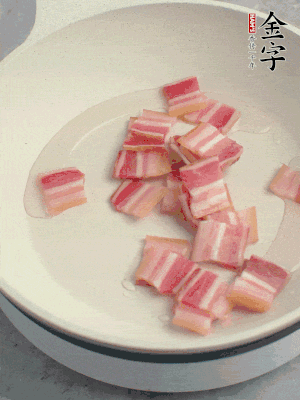 鍋中少許油，金字淡咸肉煸香。