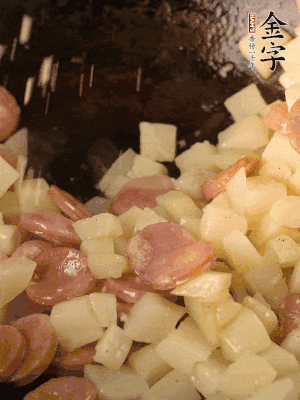 再放烤腸片煎熟。撒點(diǎn)鹽、孜然粉、辣椒面。