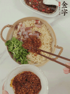 在面上鋪魷魚、香菜、金字火腿大師醬。