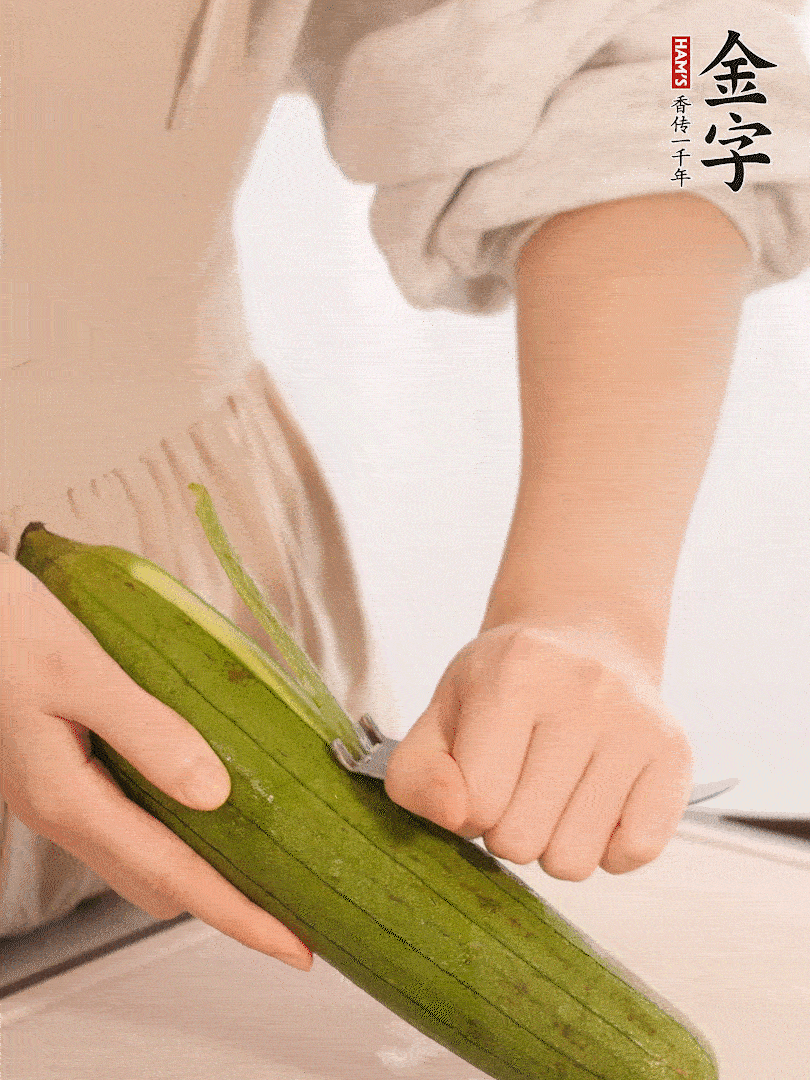 絲瓜去皮切滾刀塊用鹽殺一下水分洗凈。