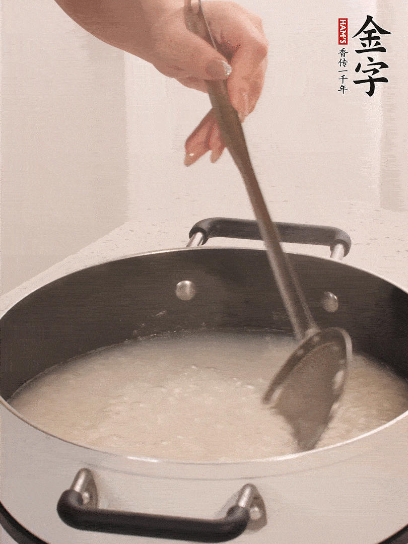 香菇、土豆、胡蘿卜、金字土香腸切小塊。