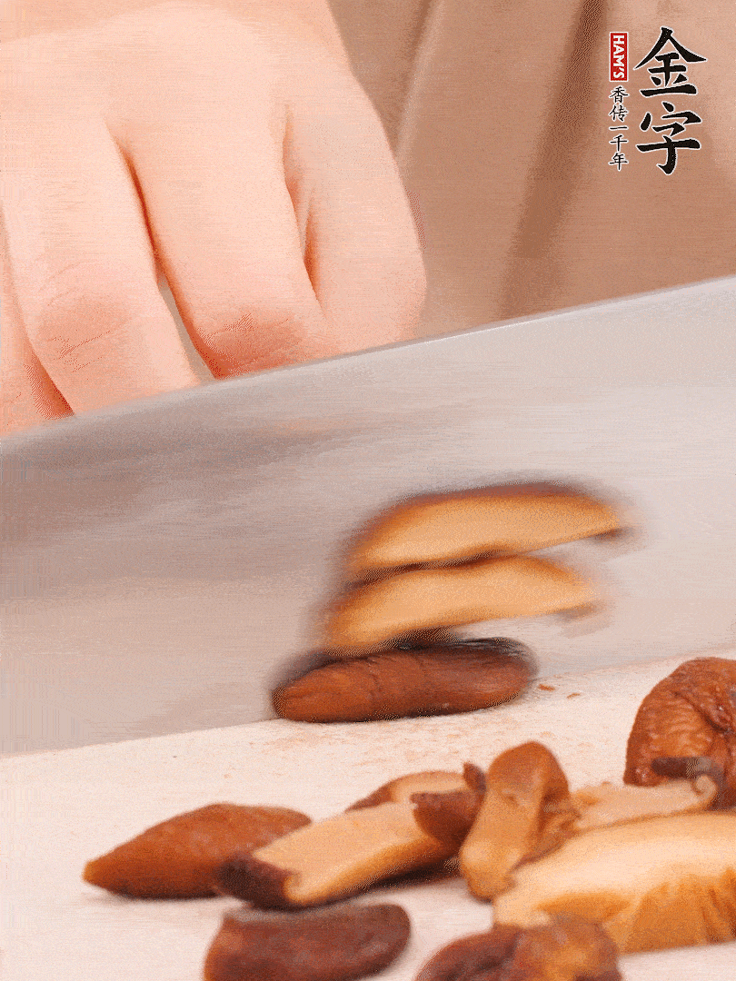 干香菇泡發(fā)，切成小塊。