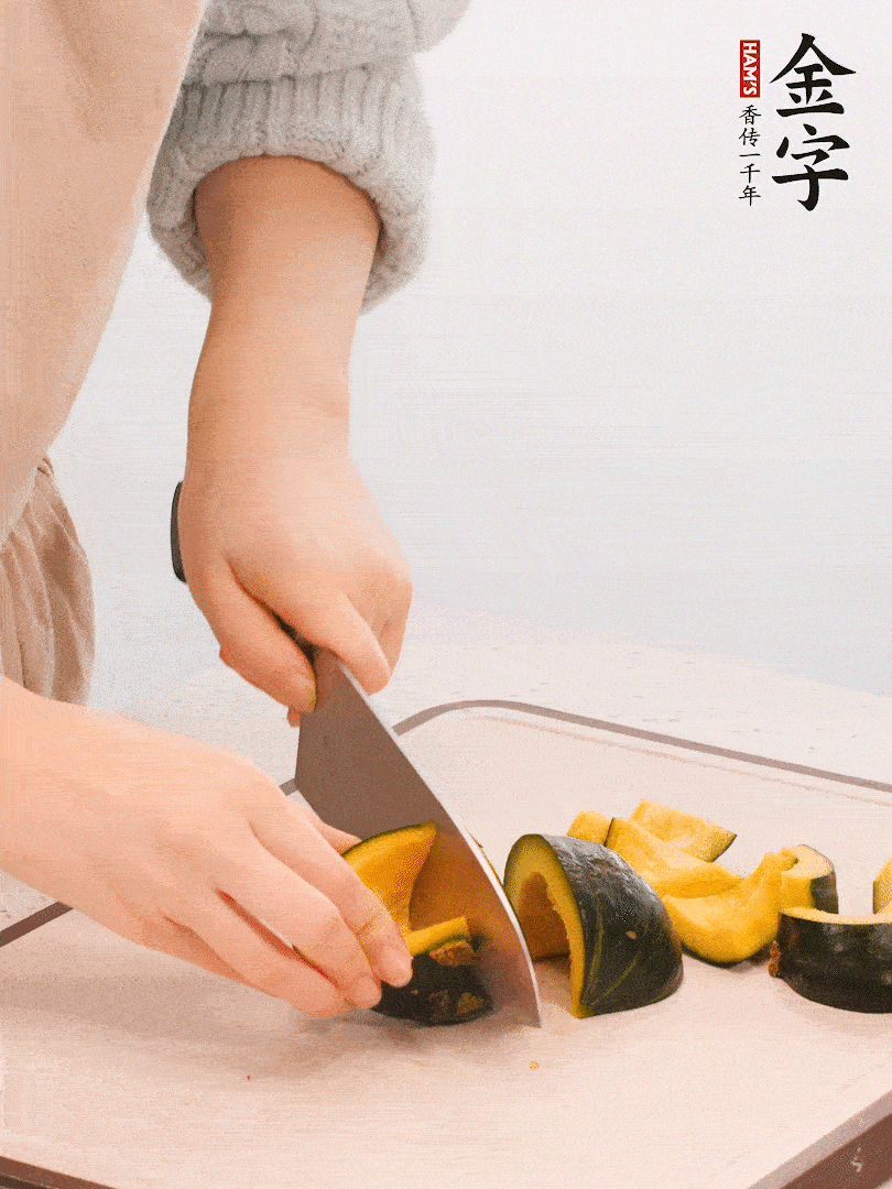 貝貝南瓜切小塊，生姜切成姜絲。