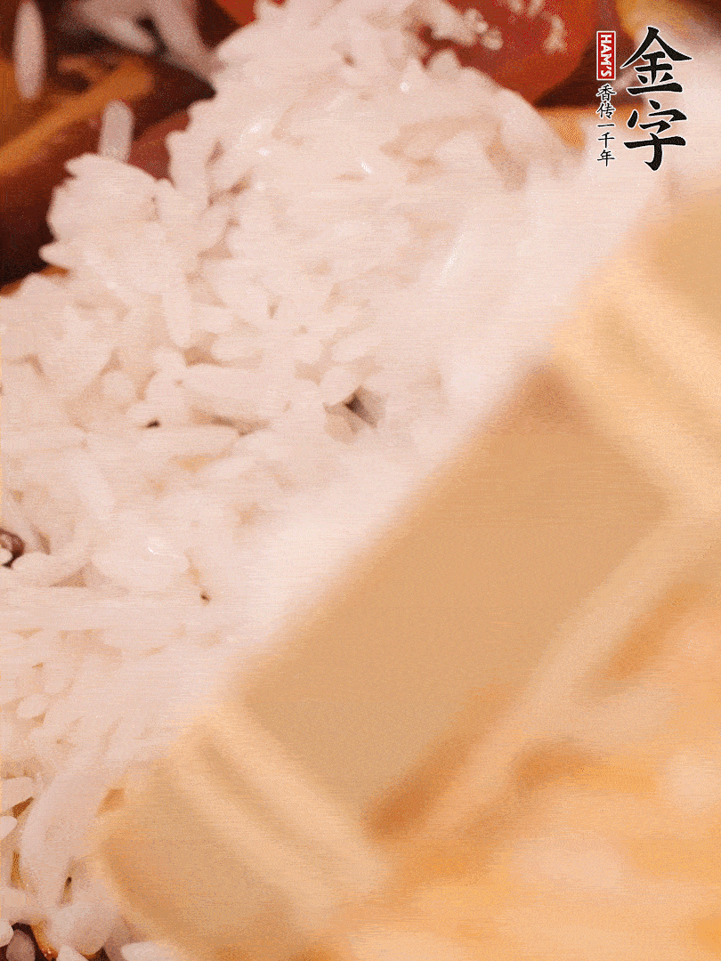 接著倒入提前浸泡的大米，加生抽、食鹽、白胡椒粉，一起翻炒均勻。
