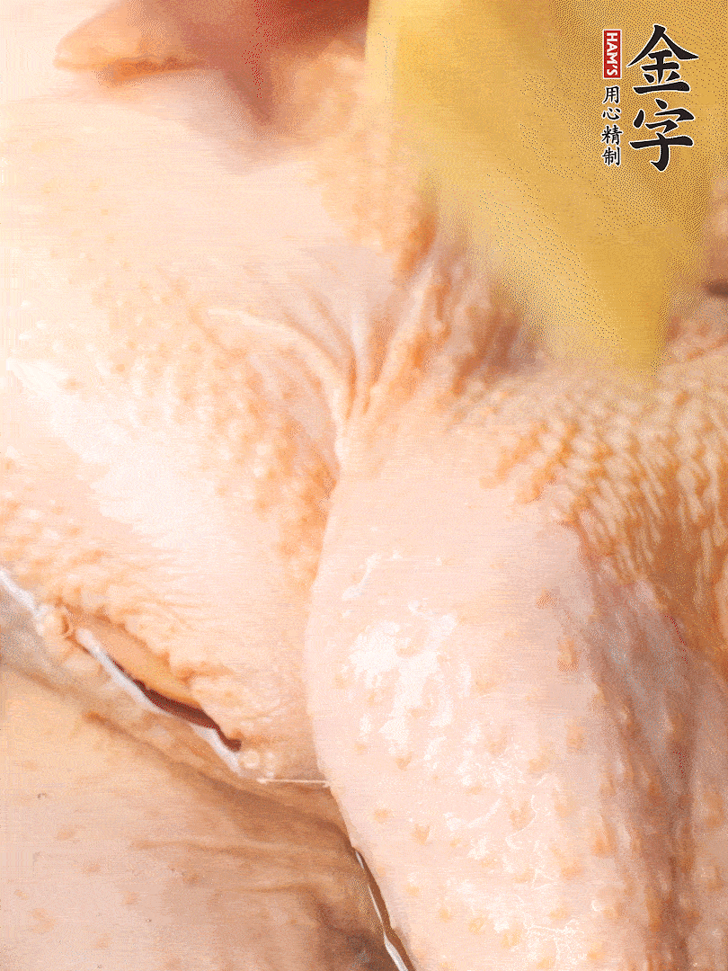 老母雞去頭去尾，斬去雞爪。冷水入鍋，加料酒、蔥姜焯水，煮出浮沫后撈出，用清水洗凈