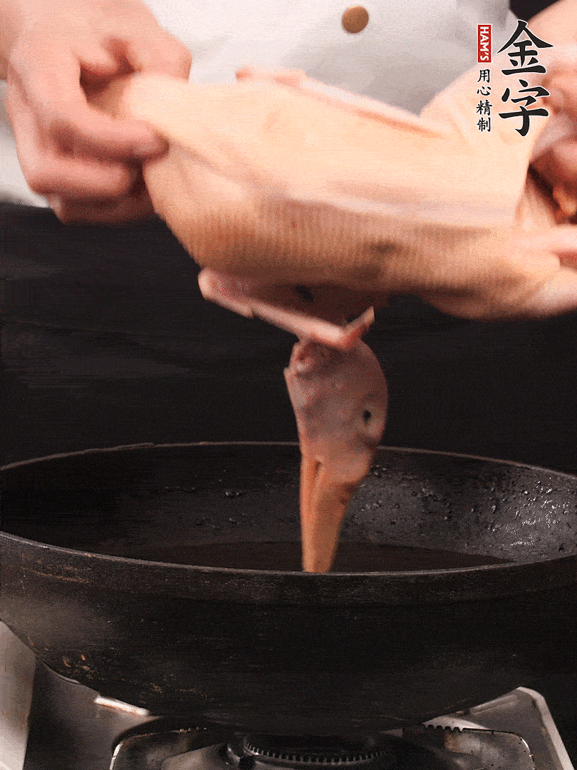 處理干凈的老鴨1只，黃酒小半碗，姜幾片，一起放入冷水，煮沸焯水3分鐘，去除血沫