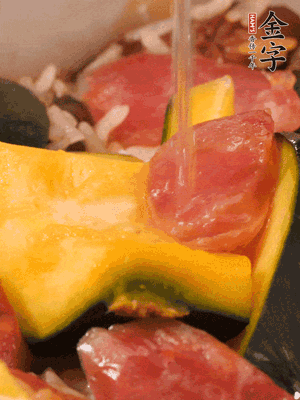 倒入溫開水，水量高出米面一個(gè)指節(jié)。
