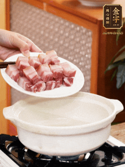 鍋內(nèi)倒油，下咸肉微微煸炒，再放排骨炒一下