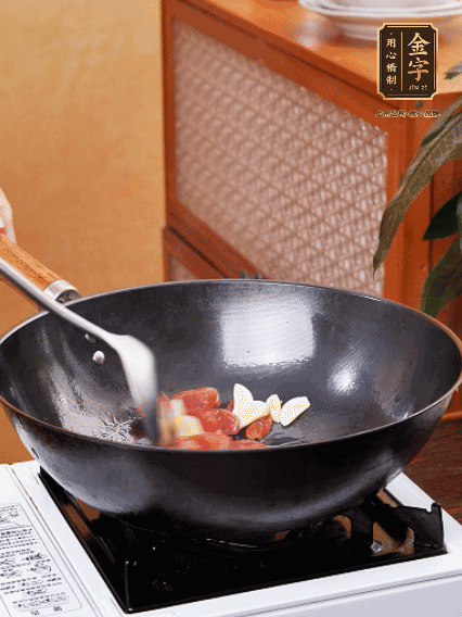 熱油，香腸微微煸出香味，加蒜片、小米辣