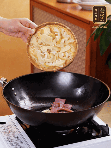 油熱，下蒜末、火腿煸炒出香味，再下筍片微微翻炒