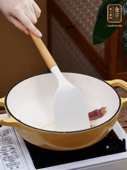 油熱，姜絲、火腿微微煸出香味