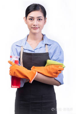 房屋清洁服务妇女查出的白色。亚洲年轻女子带着手套, 快乐的微笑, 用窗户清洗喷雾, 布。房屋清洁服务概念